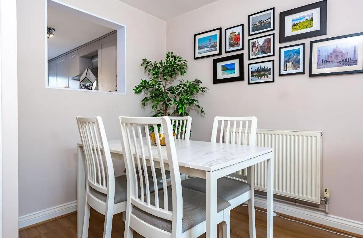 Holiday home Cheltenham 'Hidden Gem' With Parking, Walk To Town
