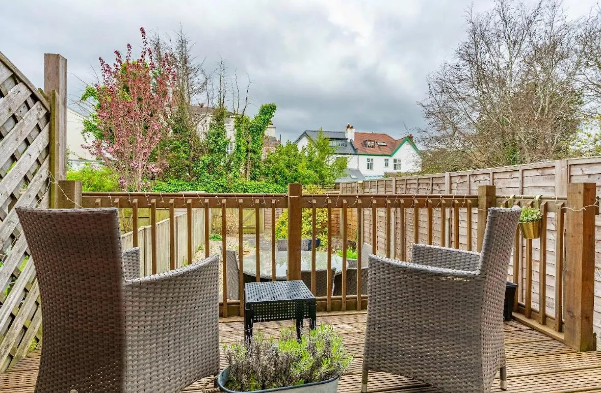 Cheltenham 'Hidden Gem' With Parking, Walk To Town Holiday home
